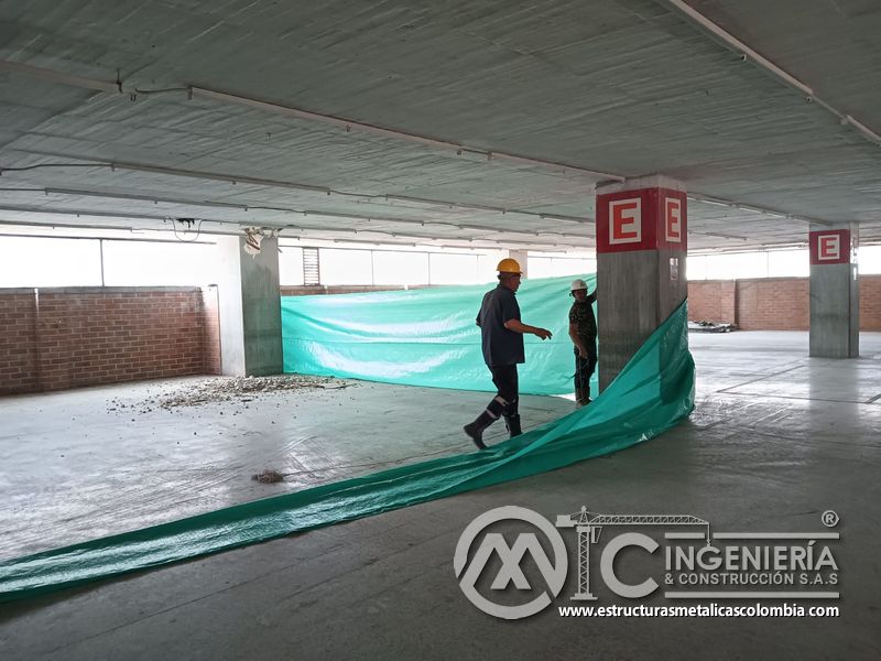 Protección temporal en parqueadero para demolición controlada seguridad en Bogotá, Colombia. Montajes, Ingeniería y Construcción MIC SAS.