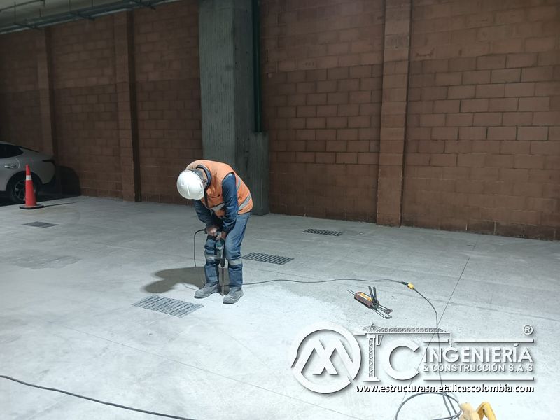 Replanteo y corte de piso para rampas vehiculares parqueadero metálica en Bogotá, Colombia. Montajes, Ingeniería y Construcción MIC SAS.