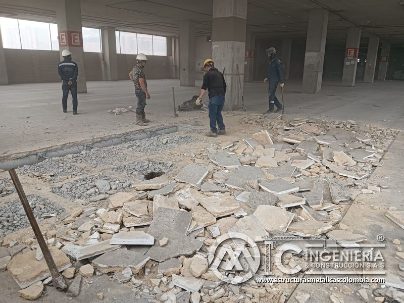 Retiro de enchape y escombros para rampas vehiculares obra civil acceso en Bogotá, Colombia. Montajes, Ingeniería y Construcción MIC SAS.