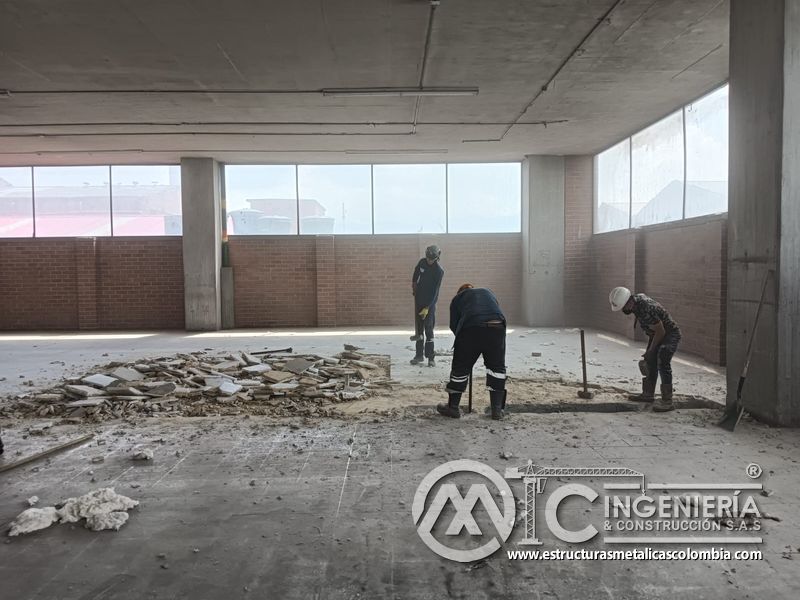 Retiro de enchape y escombros para rampas vehiculares seguridad acceso en Bogotá, Colombia. Montajes, Ingeniería y Construcción MIC SAS.