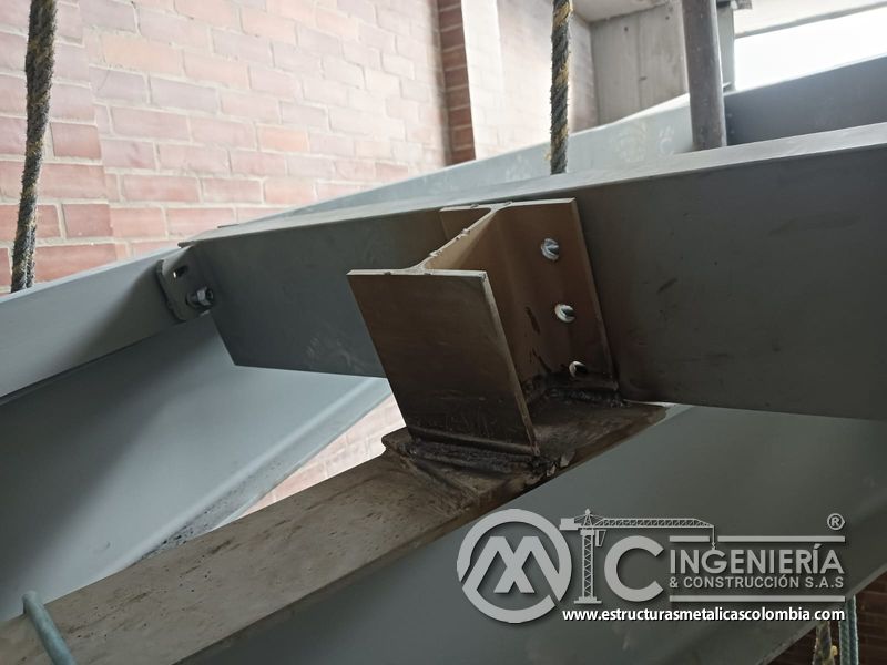 Ajuste de estructura metálica para rampas de parqueadero acceso en Bogotá, Colombia. Montajes, Ingeniería y Construcción MIC SAS.