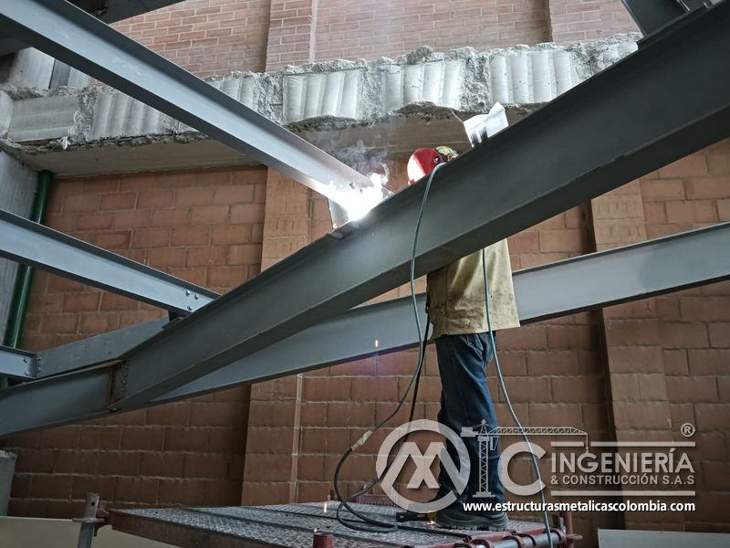 Ajuste de estructura metálica para rampas de parqueadero acceso en Bogotá, Colombia. Montajes, Ingeniería y Construcción MIC SAS.
