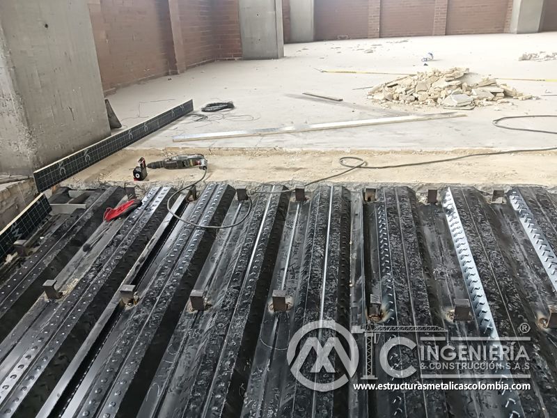 Ajuste de estructura metálica para rampas de parqueadero acceso en Bogotá, Colombia. Montajes, Ingeniería y Construcción MIC SAS.