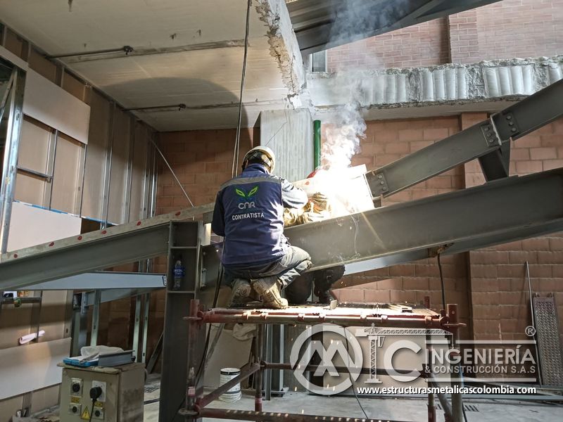 Ajuste de estructura metálica para rampas de parqueadero comercial en Bogotá, Colombia. Montajes, Ingeniería y Construcción MIC SAS.