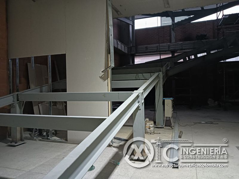 Ajuste de estructura metálica para rampas de parqueadero comercial en Bogotá, Colombia. Montajes, Ingeniería y Construcción MIC SAS.