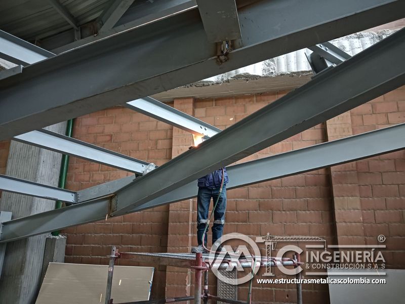 Ajuste de estructura metálica para rampas de parqueadero concreto en Bogotá, Colombia. Montajes, Ingeniería y Construcción MIC SAS.