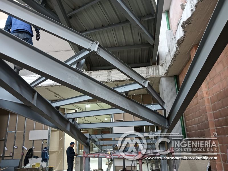 Ajuste de estructura metálica para rampas de parqueadero en Bogotá, Colombia. Montajes, Ingeniería y Construcción MIC SAS.