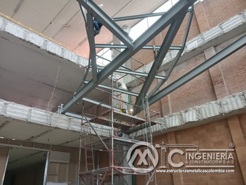 Ajuste de estructura metálica para rampas de parqueadero seguridad en Bogotá, Colombia. Montajes, Ingeniería y Construcción MIC SAS.
