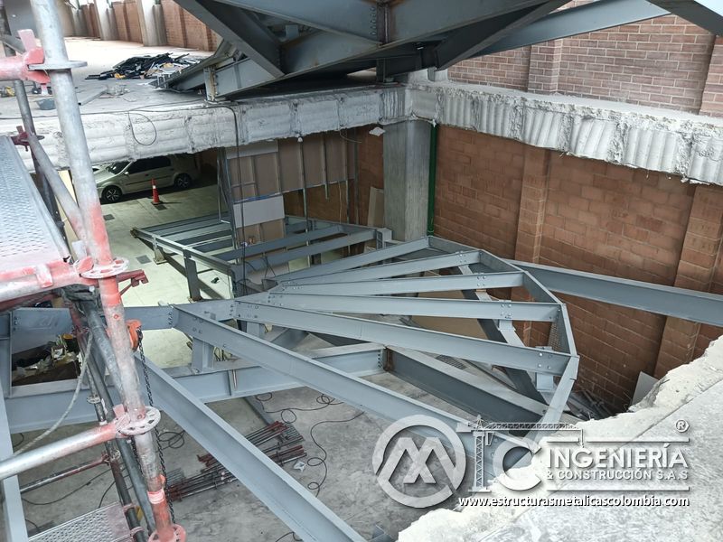 Ajuste de estructura metálica para rampas de parqueadero seguridad en Bogotá, Colombia. Montajes, Ingeniería y Construcción MIC SAS.
