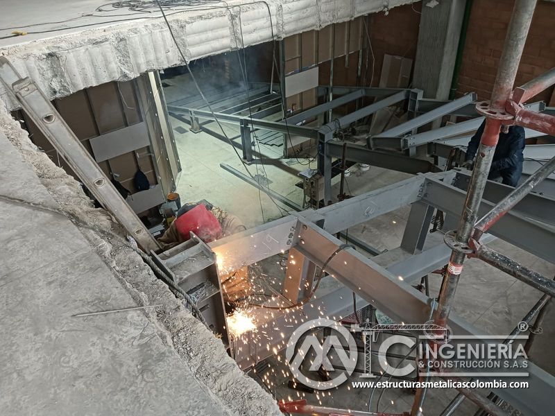 Ajuste de estructura metálica para rampas de parqueadero seguridad en Bogotá, Colombia. Montajes, Ingeniería y Construcción MIC SAS.