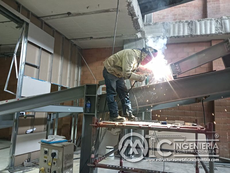 Armado de estructura para rampas vehiculares con deck acceso vehicular en Bogotá, Colombia. Montajes, Ingeniería y Construcción MIC SAS.