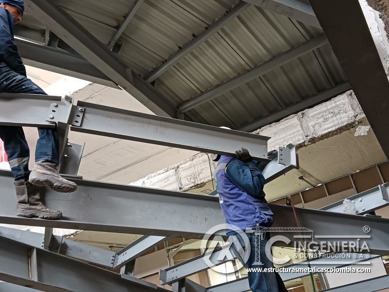 Armado de estructura para rampas vehiculares con deck acceso vehicular en Bogotá, Colombia. Montajes, Ingeniería y Construcción MIC SAS.