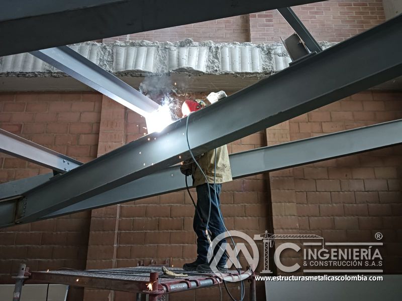 Armado de estructura para rampas vehiculares con deck comercial acceso en Bogotá, Colombia. Montajes, Ingeniería y Construcción MIC SAS.