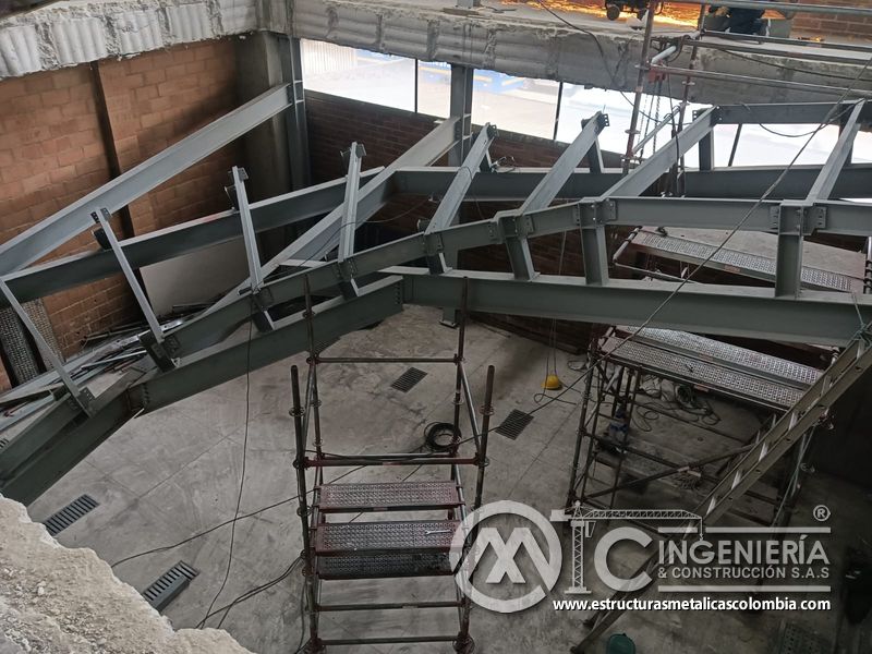 Armado de estructura para rampas vehiculares con deck comercial acceso en Bogotá, Colombia. Montajes, Ingeniería y Construcción MIC SAS.