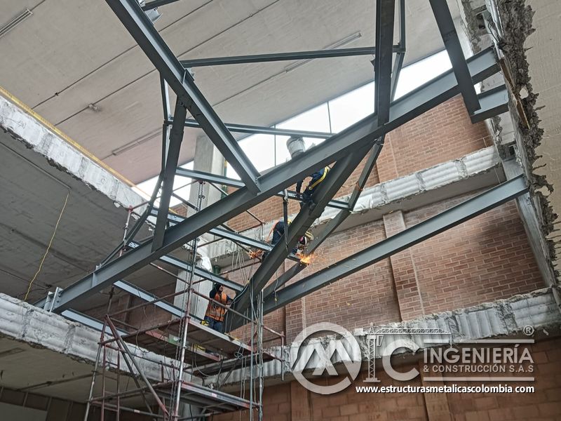 Armado de estructura para rampas vehiculares con deck concreto metálica en Bogotá, Colombia. Montajes, Ingeniería y Construcción MIC SAS.