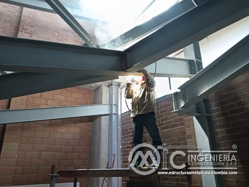 Armado de estructura para rampas vehiculares con deck concreto metálica en Bogotá, Colombia. Montajes, Ingeniería y Construcción MIC SAS.