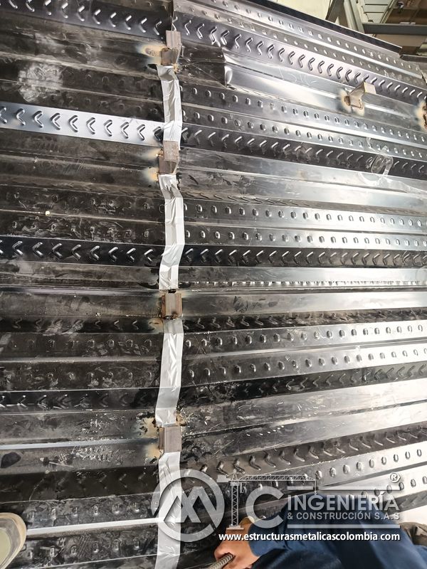 Armado de estructura para rampas vehiculares con deck concreto metálica en Bogotá, Colombia. Montajes, Ingeniería y Construcción MIC SAS.