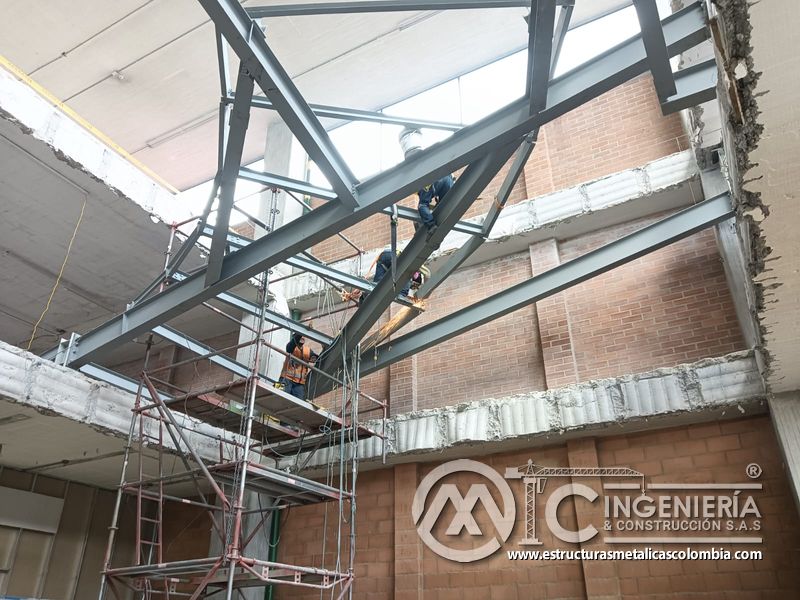 Armado de estructura para rampas vehiculares con deck parqueadero en Bogotá, Colombia. Montajes, Ingeniería y Construcción MIC SAS.