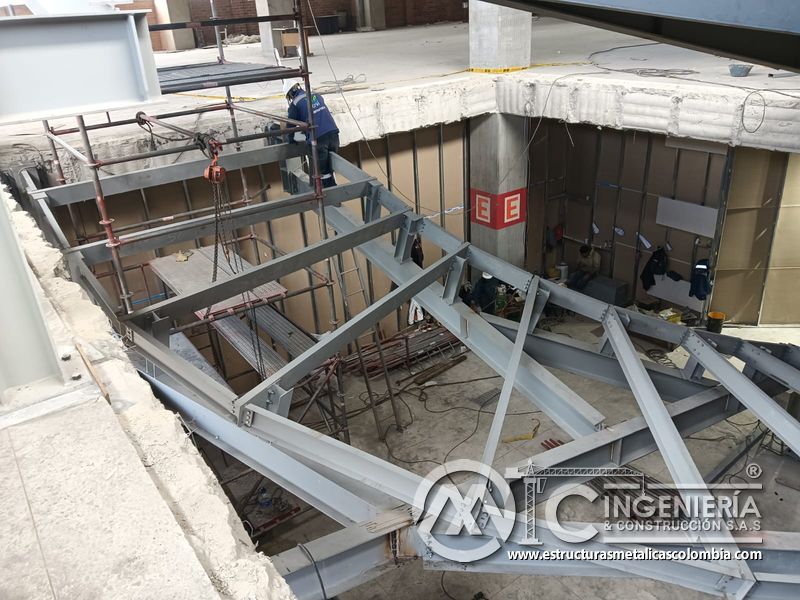 Armado de estructura para rampas vehiculares con deck parqueadero en Bogotá, Colombia. Montajes, Ingeniería y Construcción MIC SAS.