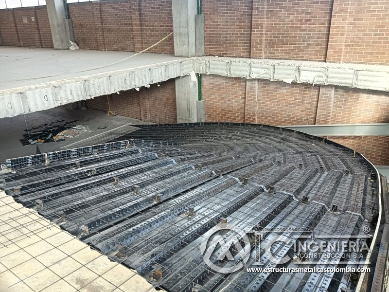 Armado de estructura para rampas vehiculares con deck parqueadero en Bogotá, Colombia. Montajes, Ingeniería y Construcción MIC SAS.