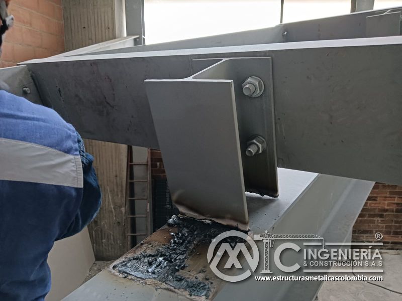 Armado de estructura para rampas vehiculares con deck seguridad acceso en Bogotá, Colombia. Montajes, Ingeniería y Construcción MIC SAS.