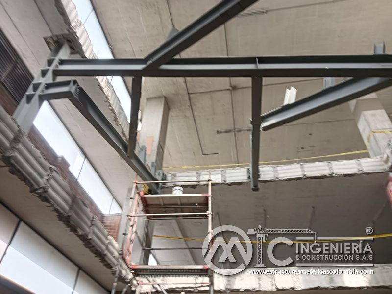 Estructura metálica de soporte para rampas de parqueadero acceso en Bogotá, Colombia. Montajes, Ingeniería y Construcción MIC SAS.