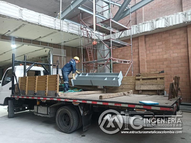 Estructura metálica de soporte para rampas de parqueadero acceso en Bogotá, Colombia. Montajes, Ingeniería y Construcción MIC SAS.