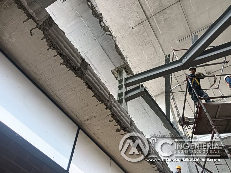 Estructura metálica de soporte para rampas de parqueadero comercial en Bogotá, Colombia. Montajes, Ingeniería y Construcción MIC SAS.