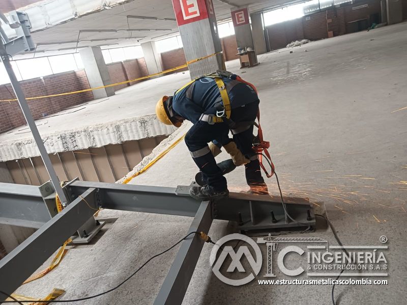 Estructura metálica de soporte para rampas de parqueadero comercial en Bogotá, Colombia. Montajes, Ingeniería y Construcción MIC SAS.