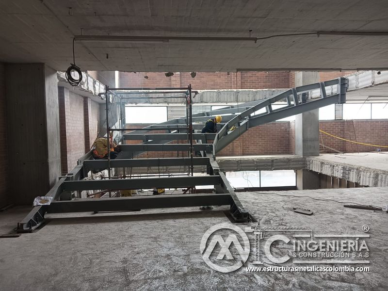 Estructura metálica de soporte para rampas de parqueadero comercial en Bogotá, Colombia. Montajes, Ingeniería y Construcción MIC SAS.