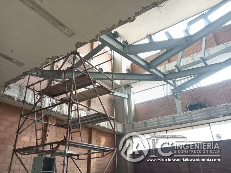 Estructura metálica de soporte para rampas de parqueadero concreto en Bogotá, Colombia. Montajes, Ingeniería y Construcción MIC SAS.