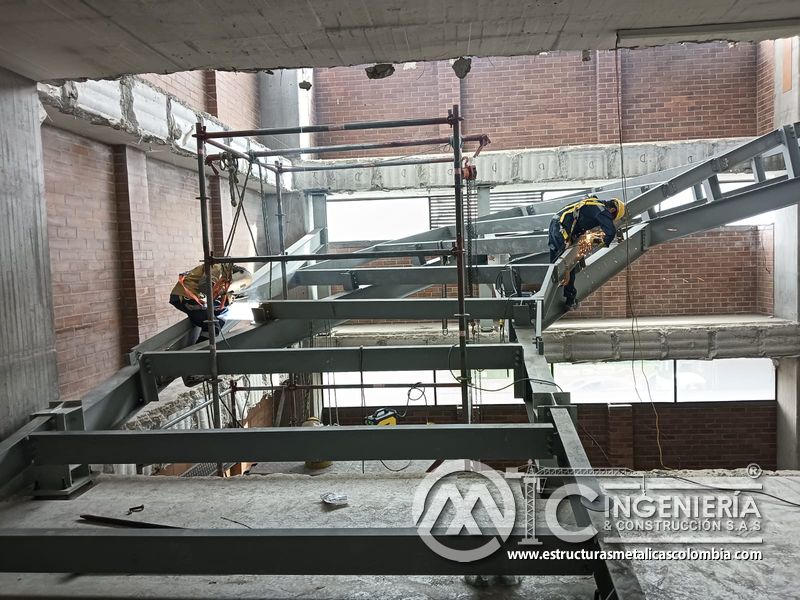 Estructura metálica de soporte para rampas de parqueadero concreto en Bogotá, Colombia. Montajes, Ingeniería y Construcción MIC SAS.