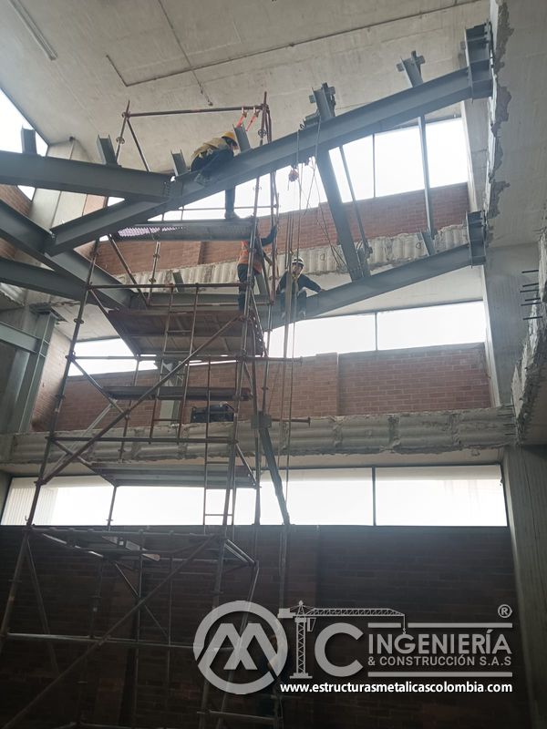 Estructura metálica de soporte para rampas de parqueadero en Bogotá, Colombia. Montajes, Ingeniería y Construcción MIC SAS.