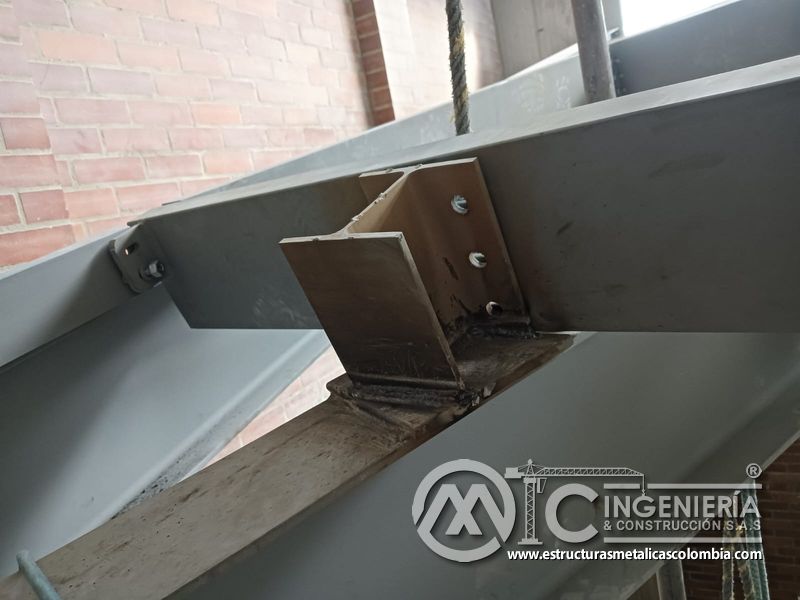 Estructura metálica de soporte para rampas de parqueadero en Bogotá, Colombia. Montajes, Ingeniería y Construcción MIC SAS.
