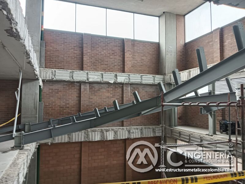 Estructura metálica de soporte para rampas de parqueadero seguridad en Bogotá, Colombia. Montajes, Ingeniería y Construcción MIC SAS.