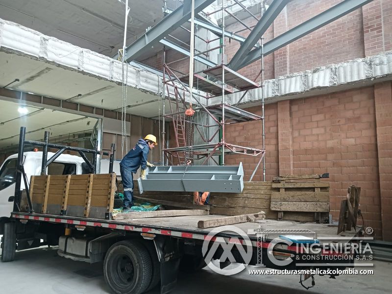 Estructura metálica de soporte para rampas de parqueadero seguridad en Bogotá, Colombia. Montajes, Ingeniería y Construcción MIC SAS.