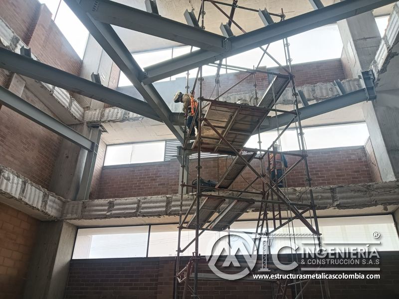 Instalación de perfiles metálicos para rampas vehiculares edificio en Bogotá, Colombia. Montajes, Ingeniería y Construcción MIC SAS.
