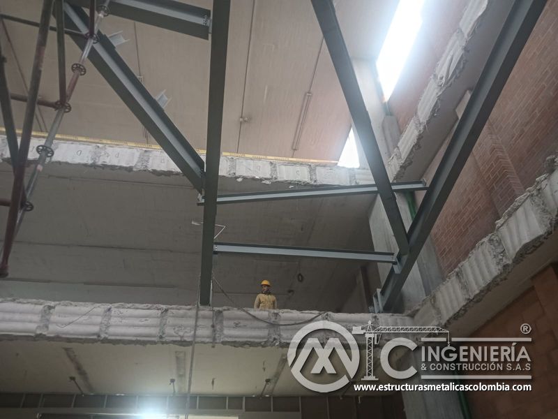 Instalación de perfiles metálicos para rampas vehiculares edificio en Bogotá, Colombia. Montajes, Ingeniería y Construcción MIC SAS.