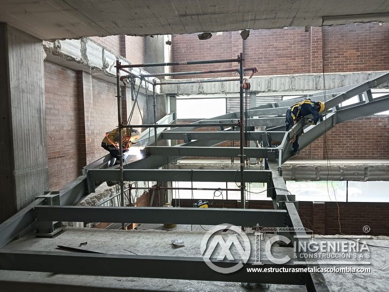 Instalación de perfiles metálicos para rampas vehiculares edificio en Bogotá, Colombia. Montajes, Ingeniería y Construcción MIC SAS.
