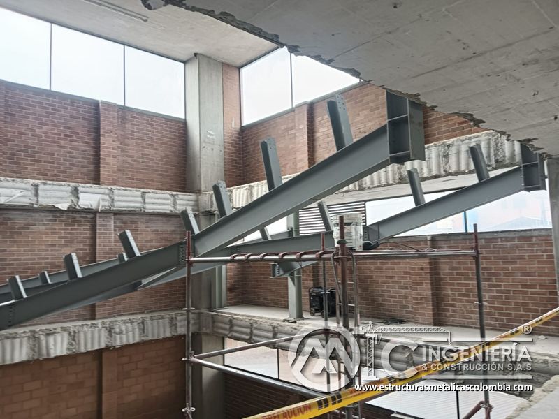Instalación de perfiles metálicos para rampas vehiculares estructura en Bogotá, Colombia. Montajes, Ingeniería y Construcción MIC SAS.