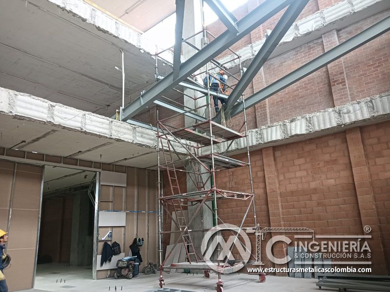 Instalación de perfiles metálicos para rampas vehiculares estructura en Bogotá, Colombia. Montajes, Ingeniería y Construcción MIC SAS.