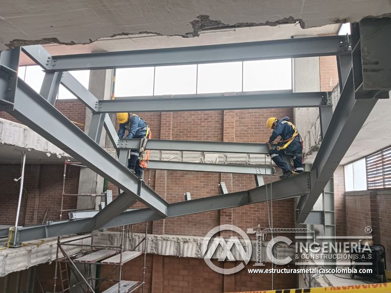 Instalación de perfiles metálicos para rampas vehiculares metálica en Bogotá, Colombia. Montajes, Ingeniería y Construcción MIC SAS.