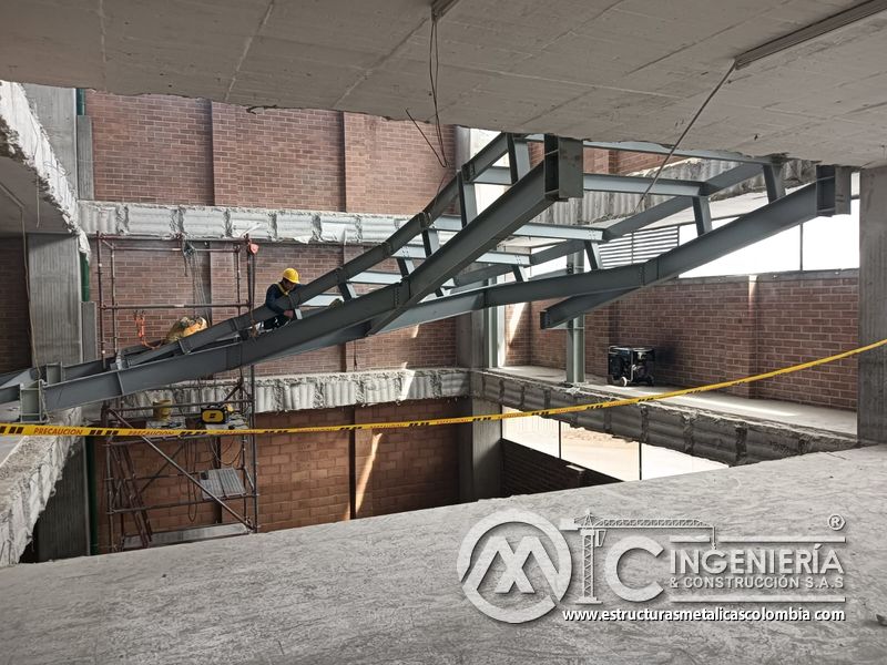 Instalación de perfiles metálicos para rampas vehiculares metálica en Bogotá, Colombia. Montajes, Ingeniería y Construcción MIC SAS.