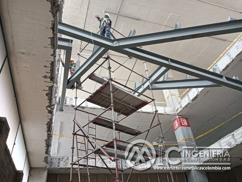 Instalación de perfiles metálicos para rampas vehiculares obra civil en Bogotá, Colombia. Montajes, Ingeniería y Construcción MIC SAS.