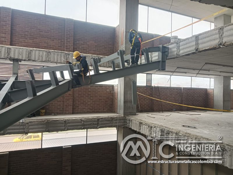 Instalación de perfiles metálicos para rampas vehiculares obra civil en Bogotá, Colombia. Montajes, Ingeniería y Construcción MIC SAS.
