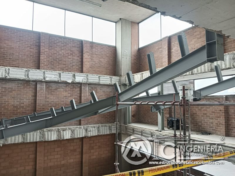 Instalación de perfiles metálicos para rampas vehiculares vehicular en Bogotá, Colombia. Montajes, Ingeniería y Construcción MIC SAS.