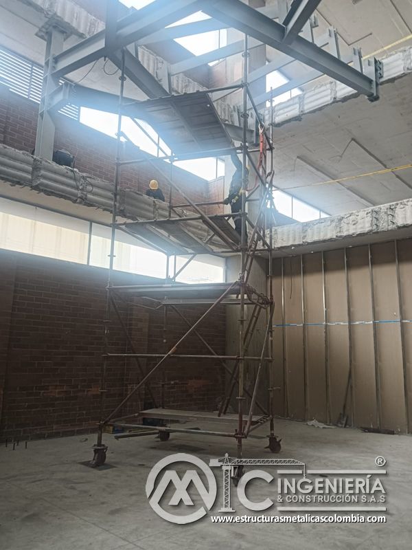 Instalación de perfiles metálicos para rampas vehiculares vehicular en Bogotá, Colombia. Montajes, Ingeniería y Construcción MIC SAS.