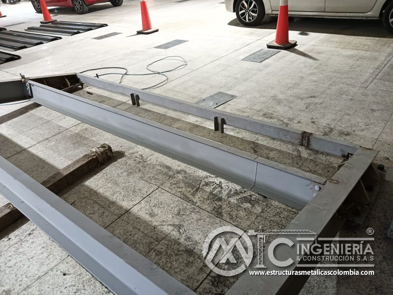 Montaje de soportes metálicos para losas inclinadas edificio seguridad en Bogotá, Colombia. Montajes, Ingeniería y Construcción MIC SAS.