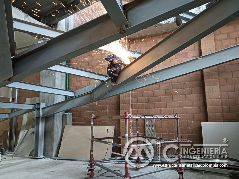 Montaje de soportes metálicos para losas inclinadas edificio seguridad en Bogotá, Colombia. Montajes, Ingeniería y Construcción MIC SAS.