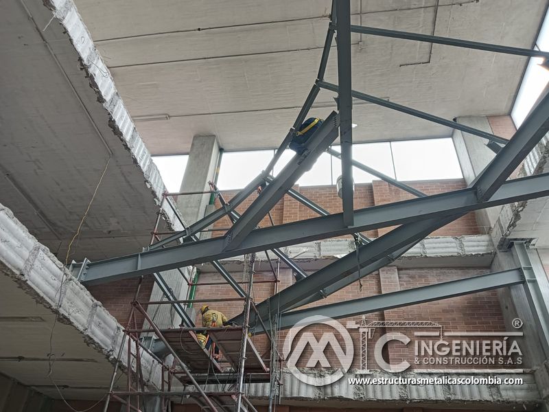 Montaje de soportes metálicos para losas inclinadas estructura concreto en Bogotá, Colombia. Montajes, Ingeniería y Construcción MIC SAS.